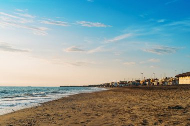Lido di Ostia kumsalı, sonbaharda Roma yakınlarında, İtalya 'da gün batımında.