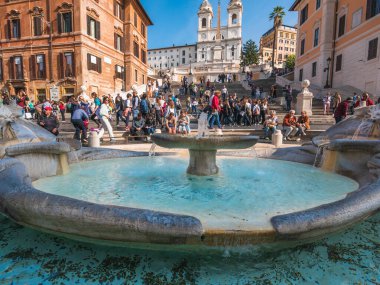 Roma, İtalya - Ekim 2019: Güneşli bir günde İspanyol Merdivenlerinde ve çeşmesinde birçok turist, Roma, İtalya