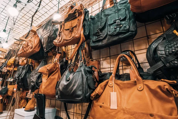 Жіночі шкіряні сумки на стіні в магазині, аксесуари для продажу жінок — стокове фото