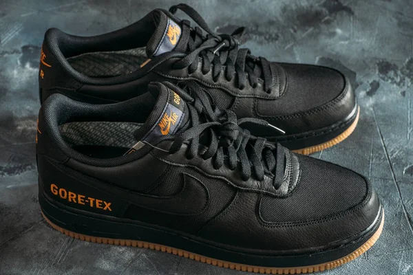 Moscú, Rusia - 7 de noviembre de 2019: Nike Air Force 1 GORE-TEX - zapatos deportivos o zapatillas de deporte para el estilo de vida urbano con tecnología impermeable GORE-TEX —  Fotos de Stock