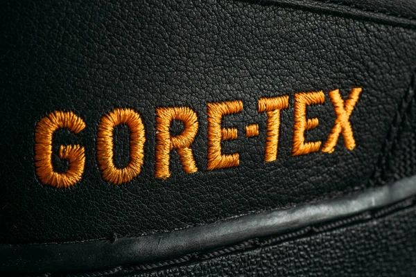 Moscova, Rusia - 7 noiembrie 2019: logo-ul GORE-TEX pe pantofi sport sau adidași, tehnologia GORE-TEX pentru protecție împotriva apei — Fotografie, imagine de stoc