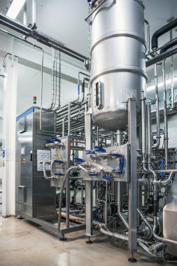 İçecek üretim tesisi veya fabrika ekipmanları, çelik tanklar veya rezervuarlar ve otomatik kontrol sistemi ile borular