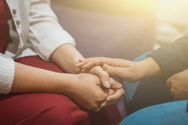 심리학자 상담하고 지원하는 개념. 정신 요법 모임에 상담하거나 여성 환자의 정신 건강 진단을 받는 의사 — 스톡 사진