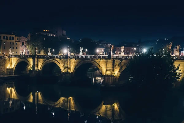 Puente al Castillo del Santo Ángel por la noche en el centro histórico de Roma, Italia — Foto de Stock