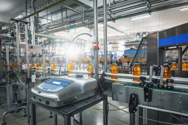 Konveyör bant, içecek fabrikası veya fabrika iç mavi renkte şişelerde meyve suyu, endüstriyel üretim hattı