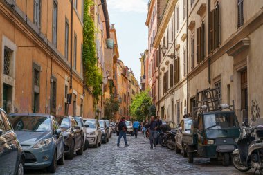 Roma, İtalya - Ekim 2019: Roma şehir sokağı ve tarihi şehir merkezinde eski mimari binalar, İtalyan başkenti