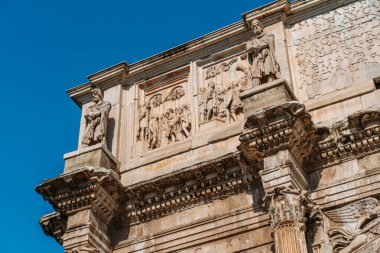 Konstantin Kemeri ya da Arco di Costantino ya da Roma 'daki Zafer Kemeri, İtalya' da Coliseum yakınlarında, kapatın.