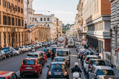 Roma, İtalya - Ekim 2019: Roma şehir sokağı ve tarihi şehir merkezinde eski mimari binalar, İtalyan başkenti