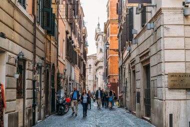 Roma, İtalya - Ekim 2019: Roma şehir sokağı ve tarihi şehir merkezinde eski mimari binalar, İtalyan başkenti