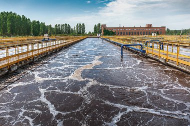 Biyolojik arıtma ve aktif çamur tarafından kirli kanalizasyon suyu temizliği için tank veya rezervuar. Atıksu arıtma tesisinde modern teknolojiler