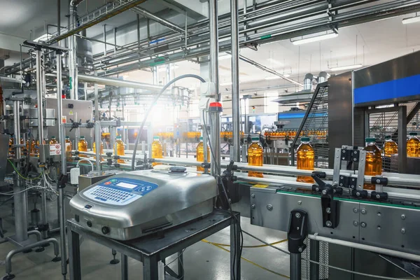 Transportband, SAP in flessen op dranken fabriek of fabrieks interieur in blauwe kleur, industriële productielijn — Stockfoto