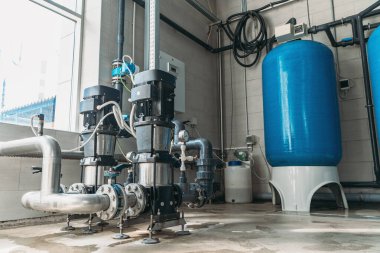 Pompalar veya endüstriyel kompresörler saf içme suyu üretmek için derin kuyudan su pompalamak için