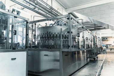 İçecek fabrikasında veya fabrika iç lerinde endüstriyel makine, endüstri ekipmanları