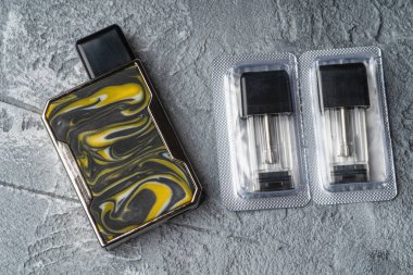 Değiştirilebilir kartuşlar ile Vape pod sistemi veya pod mod yakın - vaping ürünleri yeni nesil - daha yüksek nikotin mukavemetleri teneffüs için küçük boyutlu cihazlar