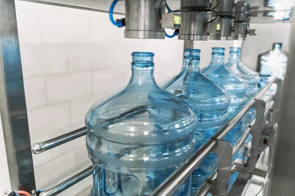 Wasserabfüllanlage mit Kunststoffflaschen oder Gallonen auf Wasserfabrikproduktion, selektiver Fokus — Stockfoto