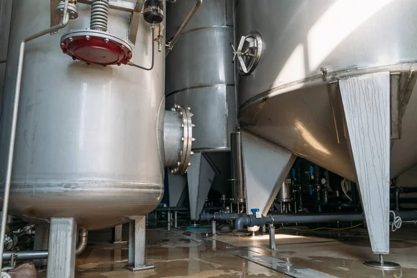 Stahlbehälter, Tanks und Rohre in einer modernen Wasserproduktionsfabrik. industrieller Hintergrund — Stockfoto