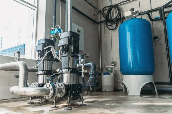 Pompalar veya endüstriyel kompresörler saf içme suyu üretmek için derin kuyudan su pompalamak için