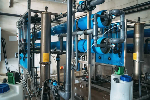 Σύστημα αυτόματης επεξεργασίας και διήθησης πόσιμου νερού. Μονάδα ή εργοστάσιο παραγωγής καθαρού πόσιμου νερού — Φωτογραφία Αρχείου