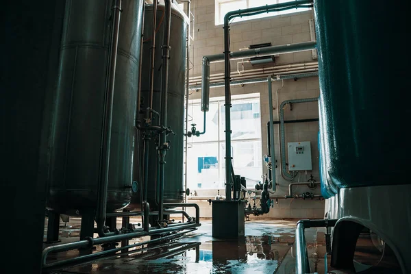 Interior industrial de la producción de la fábrica de agua. Tanques o válvulas de acero para filtración y tubería de agua. Contexto industrial —  Fotos de Stock