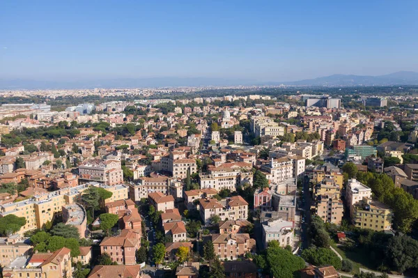Vista aérea del paisaje urbano europeo desde el dron. Roma, Italia, no muy lejos del centro histórico — Foto de Stock