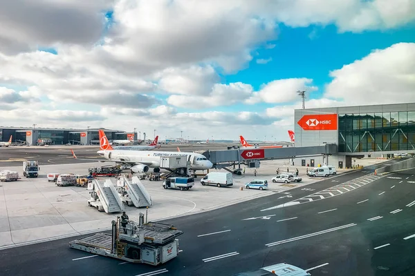Isztambul, Isztambul Nemzetközi Repülőtér, Törökország - 2019. október: Turkish Airlines repülőgép az új Isztambuli Nemzetközi Repülőtéren — Stock Fotó