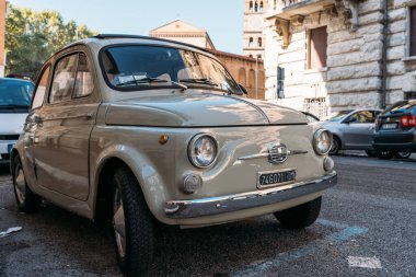 Roma, İtalya - Ekim 2019: Eski Vintage Fiat Car Roma caddesine park etti