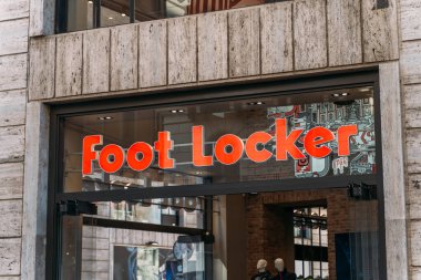 Roma, İtalya - Ekim 2019: Roma merkezindeki mağaza cephesinde ayak kilidi logosu. Foot Locker, Amerikan spor ayakkabı, giysi ve aksesuar markası.