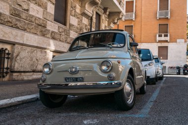 Roma, İtalya - Ekim 2019: Eski Vintage Fiat Car Roma caddesine park etti