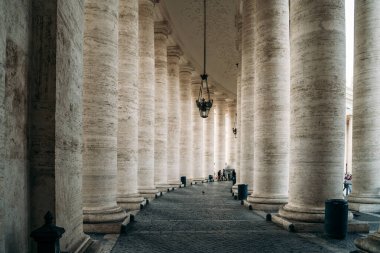 Vatikan 'daki St. Peters Meydanı' nda Colonnade. Eski Büyük Sütunlar Sırası