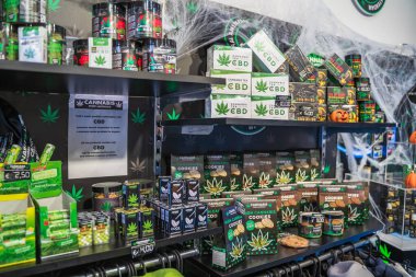 Roma, İtalya - Ekim 2019: Cbd 'den yasal marihuana ürünleri satmak için Roma şehir merkezindeki esrar dükkanı veya mağazası