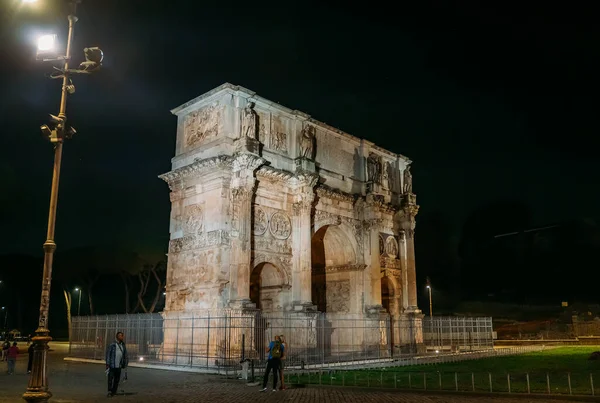 Rome, Italie - Octobre 2019 : Arc de Constantin ou Arc de Costantino ou Arc de Triomphe à Rome la nuit, Italie près du Colisée — Photo