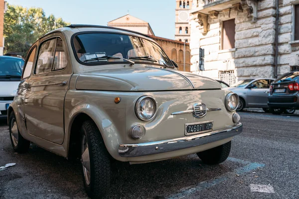 Roma, İtalya - Ekim 2019: Eski Vintage Fiat Car Roma caddesine park etti