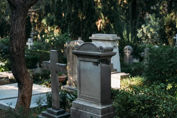 Niet-katholieke begraafplaats voor buitenlanders in Rome, Italië. Een van de mooiste en weinig bekende plaatsen in de stad — Stockfoto