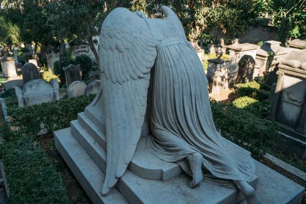 Engel van verdriet gebeeldhouwd door William Wetmore Story ter nagedachtenis van zijn vrouw begraven in Cimitero Acattolico — Stockfoto