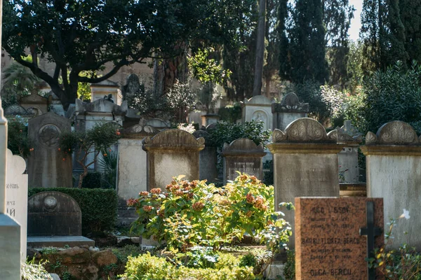 Rome, Italië - oktober 2019: Niet-katholieke begraafplaats voor buitenlanders in Rome, Italië. Een van de mooiste en weinig bekende plaatsen in de stad — Stockfoto