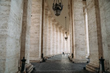 Vatikan 'daki St. Peters Meydanı' nda Colonnade. Eski Büyük Sütunlar Sırası