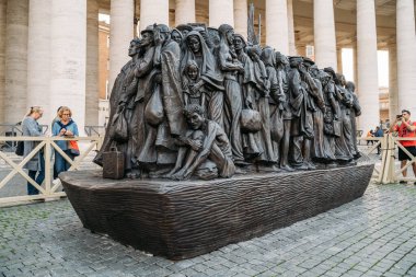 Roma, İtalya - Ekim 2019: Vatikan 'daki San Pietro meydanındaki göçmen heykeli
