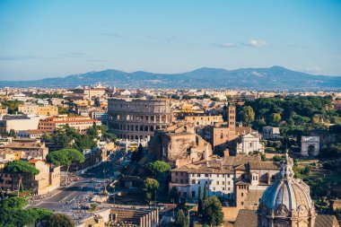 Yukarıdan Roma şehri manzarası. Kolezyumlu tarihi merkez, Roma Forumu ve caddeleri harabeleri. Güneşli bir günde Güzel İtalya