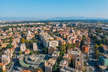 Roma 'nın havadan görünüşü evleri olan İtalya yerleşim alanları güneşli bir günde şehir binalarının üzerinde insansız hava aracı ile uçmak.