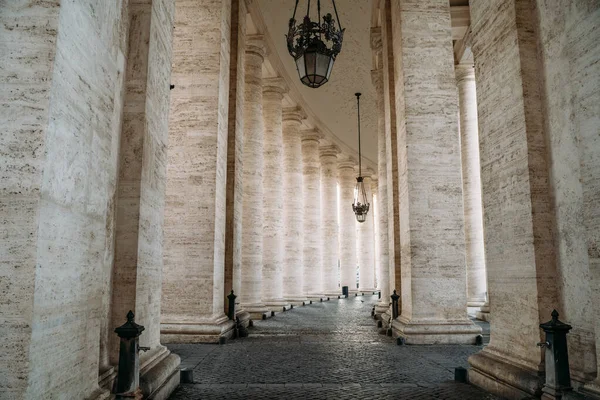 Колонада площі Святого Петра у Ватикані. Ряд старих великих колон — стокове фото