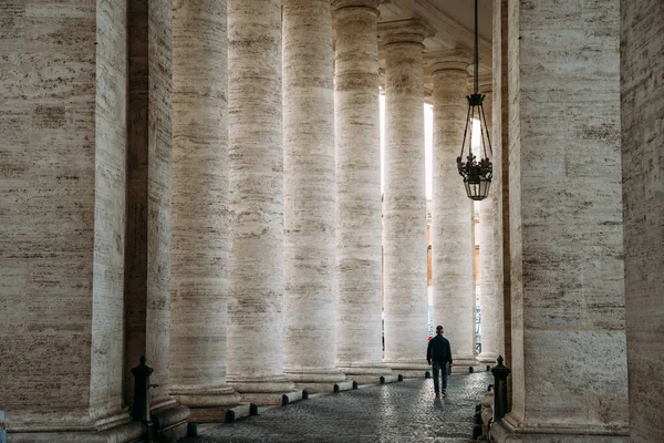 Колоннада площади Святого Петра в Ватикане. Ряд старых больших колонн — стоковое фото
