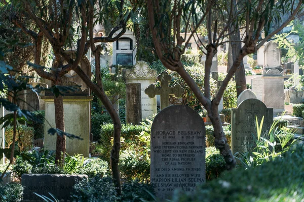 Rome, Italië - oktober 2019: Niet-katholieke begraafplaats voor buitenlanders in Rome, Italië. Een van de mooiste en weinig bekende plaatsen in de stad — Stockfoto