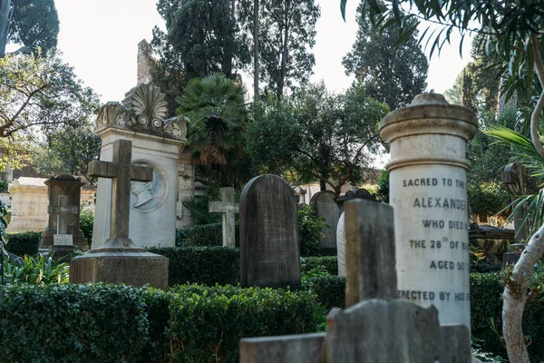 Rome, Italië - oktober 2019: Niet-katholieke begraafplaats voor buitenlanders in Rome, Italië. Een van de mooiste en weinig bekende plaatsen in de stad — Stockfoto