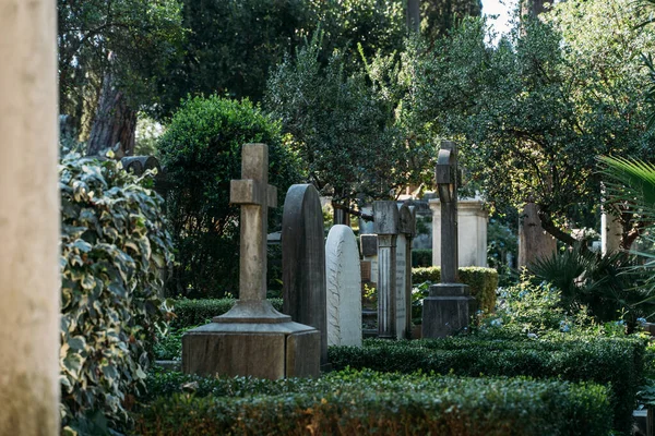Niet-katholieke begraafplaats voor buitenlanders in Rome, Italië. Een van de mooiste en weinig bekende plaatsen in de stad — Stockfoto