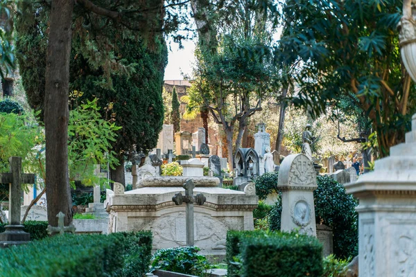 Rome, Italië - oktober 2019: Niet-katholieke begraafplaats voor buitenlanders in Rome, Italië. Een van de mooiste en weinig bekende plaatsen in de stad — Stockfoto