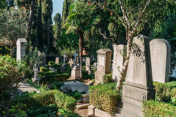 Cementerio no católico para extranjeros en Roma, Italia. Uno de los lugares más bellos y poco conocidos de la ciudad — Foto de Stock