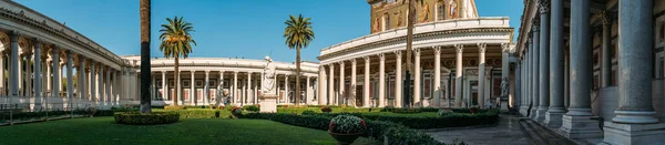 Панорама внутрішнього двору з статуями та колонами старої прекрасної базиліки Сан - Паоло фуорі ле Мура Рим, Італія. — стокове фото