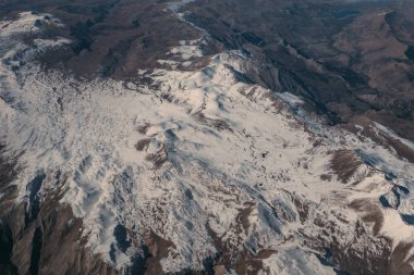 Uçak penceresinden kar yağan güzel doğa manzarası