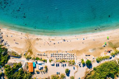 Coral Bay Beach Havacılık Manzarası. Ünlü Kıbrıs Rum Kesimi, gök mavisi Akdeniz suyu ve kumlu plajlı güzel kıyı şeridi, insansız hava aracı vuruldu