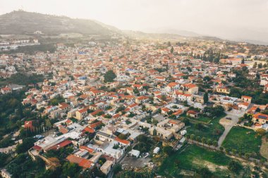 Kıbrıs 'ın Larnaca bölgesindeki eski Lefkara köyünün insansız hava aracı görüntüsü. Akdeniz dağlarındaki güzel antik kırsal bölge